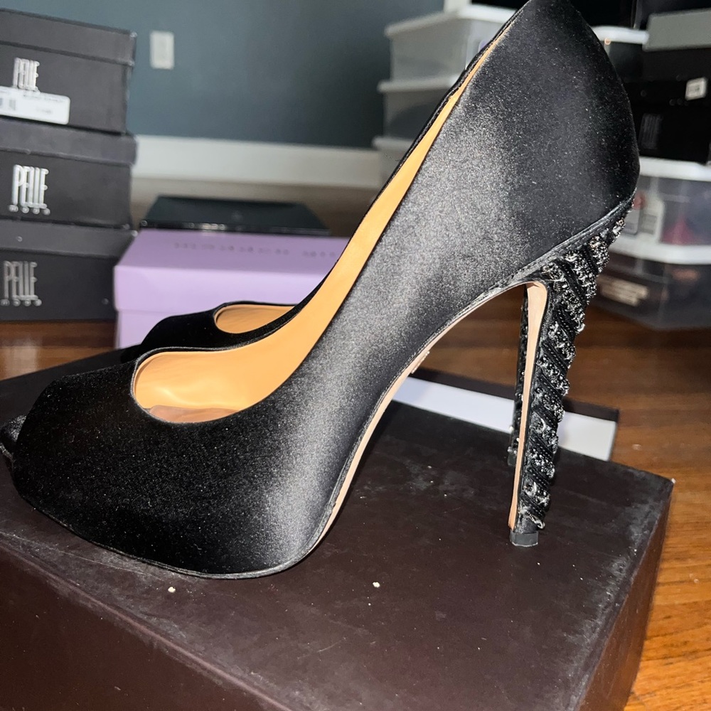Lightly used Badgley Mischka “Vixen” Satin pump size 7.5